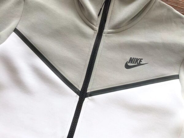 Nike Tech Gris y Blanco - Imagen 3